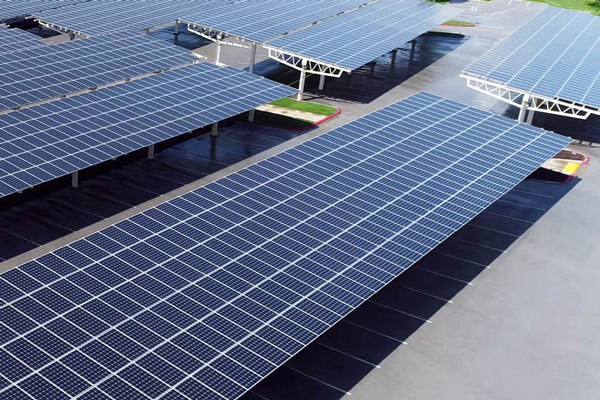 Photo au drone d'un parking avec des ombrières photovoltaïques